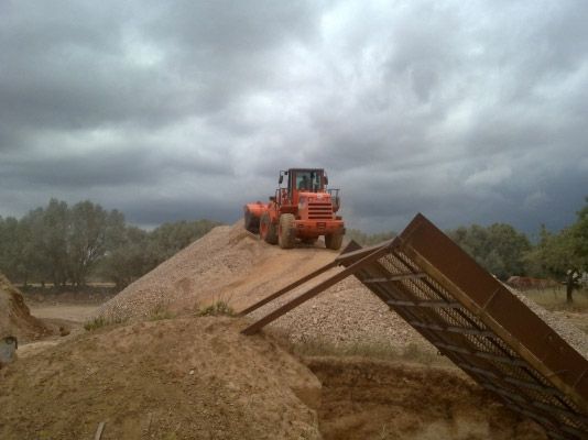 Excavaciones Y Derribos S. Vadell Oliver excavadora moviendo tierra